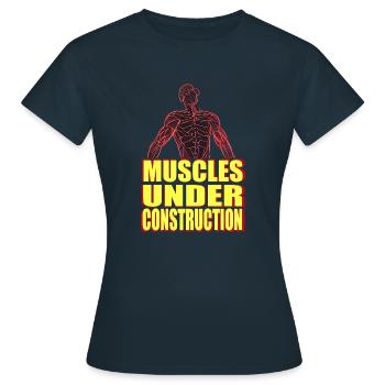 muscles en construction - T-shirt Femme - marine - Devant - AI Model Female 172 dark (172cm)