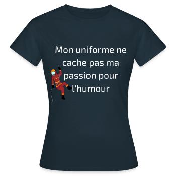 Mon uniforme ne cache pas ma passion pour l'humour - T-shirt Femme - marine - Devant - AI Model Female 172 dark (172cm)