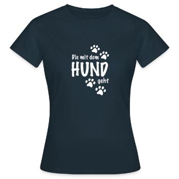 HUND DIE MIT DEM HUND GEHT - Frauen T-Shirt - Navy - Vorne - AI Model Female 172 dark (172cm)