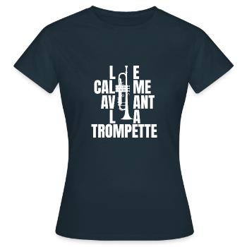 Calme avant la trompette - Trompettiste - T-shirt Femme - marine - Devant - AI Model Female 172 dark (172cm)
