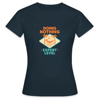 Doing Nothing, Expert Level - Frauen T-Shirt - Navy - Vorne - AI Model Female 172 dark (172cm)