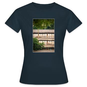 hotel under palm trees - Frauen T-Shirt - Navy - Vorne - AI Model Female 172 dark (172cm)