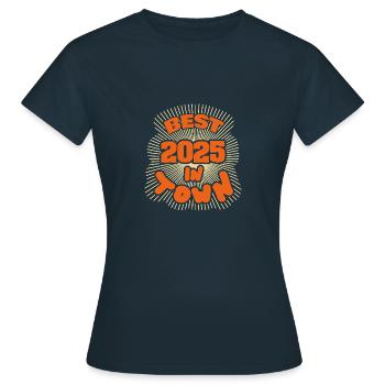 Town 2025 - Frauen T-Shirt - Navy - Vorne - AI Model Female 172 dark (172cm)