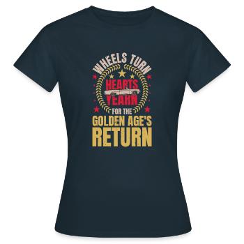 LES ROUES FONT TOURNER LES CŒURS ASPIRENT À L’ÂGE D’OR - T-shirt Femme - marine - Devant - AI Model Female 172 dark (172cm)