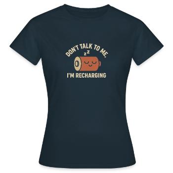 Ne me parlez pas – je recharge ma chemise - T-shirt Femme - marine - Devant - AI Model Female 172 dark (172cm)