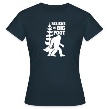 Bigfoot - T-shirt Femme - marine - Devant - AI Model Female 172 dark (172cm)
