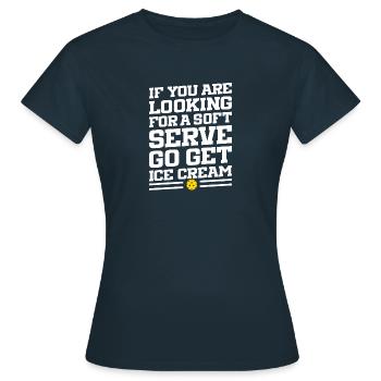 Auf der Suche nach einem Softe-Serve-Pickleball-Eis - Frauen T-Shirt - Navy - Vorne - AI Model Female 172 dark (172cm)