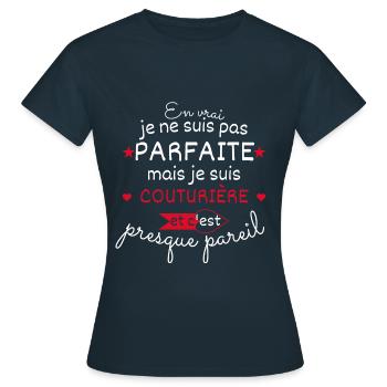 Pas parfaite mais Couturière - T-shirt Femme - marine - Devant - AI Model Female 172 dark (172cm)