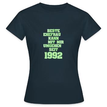 Ehe Ehefrau Frau Freundin Jahr1992 - Frauen T-Shirt - Navy - Vorne - AI Model Female 172 dark (172cm)