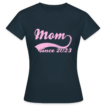 Mom 2023 - Women's T-Shirt - navy - Front - AI Model Female 172 dark (172cm)