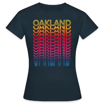 Retro Nostalgic USA City - Rainbow Oakland - T-shirt Femme - marine - Devant - AI Model Female 172 dark (172cm)