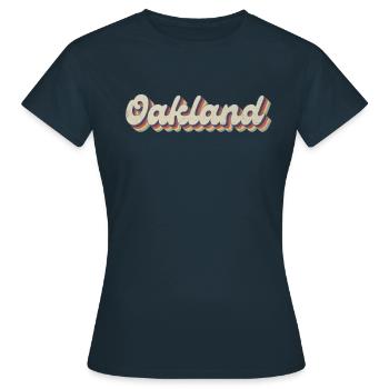 Nostalgique des années 70 USA City - Vintage Oakland - T-shirt Femme - marine - Devant - AI Model Female 172 dark (172cm)