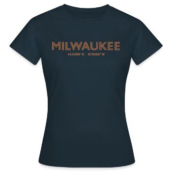 Coordonnées de la ville des États-Unis - Milwaukee - T-shirt Femme - marine - Devant - AI Model Female 172 dark (172cm)