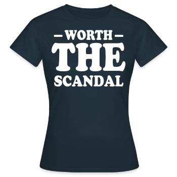 Ça vaut le scandale, trop chaud pour être géré - T-shirt Femme - marine - Devant - AI Model Female 172 dark (172cm)