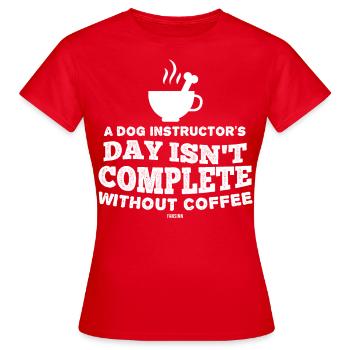 Hundeschule Kaffee - Frauen T-Shirt - Rot - Vorne - AI Model Female 172 dark (172cm)