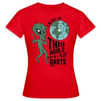 Ausserirdisches Lebewesen dartet Dartpfeil - Frauen T-Shirt - Rot - Vorne - AI Model Female 172 dark (172cm)