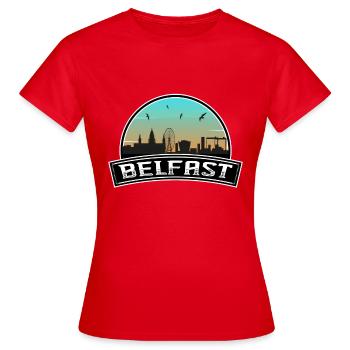 Belfast Nordirland Skyline Irisches Souvenir - Frauen T-Shirt - Rot - Vorne - AI Model Female 172 dark (172cm)