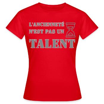 L'ancienneté n'est pas un talent. - T-shirt Femme - rouge - Devant - AI Model Female 172 dark (172cm)