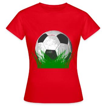 Fußball im Gras - Frauen T-Shirt - Rot - Vorne - AI Model Female 172 dark (172cm)