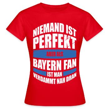 Bayern Fan Geschenk Niemand ist perfekt aber als - Frauen T-Shirt - Rot - Vorne - AI Model Female 172 dark (172cm)