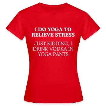 JE FAIS DU YOGA POUR ÉVACUER LE STRESS - T-shirt Femme - rouge - Devant - AI Model Female 172 dark (172cm)