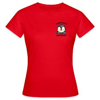 Klassentier Pinguin "Weckt mich zur Pause!" - Frauen T-Shirt - Rot - Vorne - AI Model Female 172 dark (172cm)