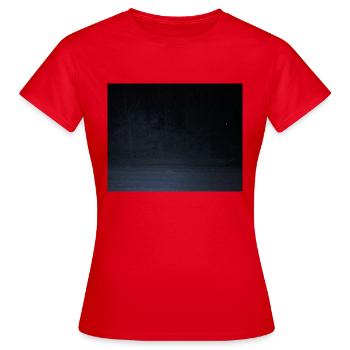 Gruselige Kreatur im Wald - Frauen T-Shirt - Rot - Vorne - AI Model Female 172 dark (172cm)