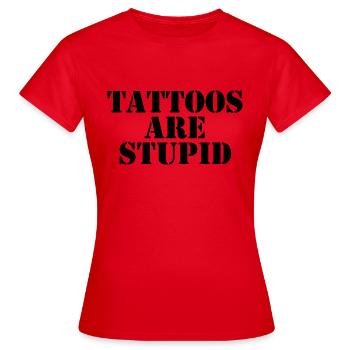 Les tatouages sont stupides - T-shirt Femme - rouge - Devant - AI Model Female 172 dark (172cm)