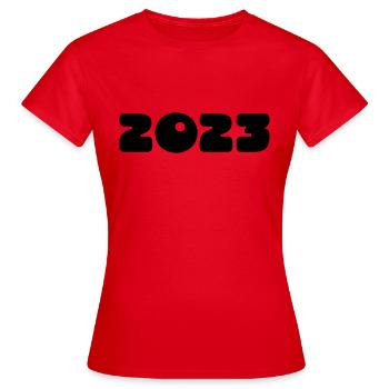 2023 07 Plan de travail 7 - T-shirt Femme - rouge - Devant - AI Model Female 172 dark (172cm)