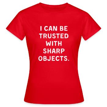 I can be trusted with sharb objects - Frauen T-Shirt - Rot - Vorne - AI Model Female 172 dark (172cm)