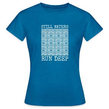 Stille Gewässer sind tief - Motivation inspirierend - Frauen T-Shirt - Antikblaues Saphir meliert - Vorne - AI Model Female 172 dark (172cm)
