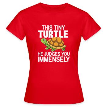 Diese winzige Schildkröte beurteilt Sie immens - Frauen T-Shirt - Rot - Vorne - AI Model Female 172 dark (172cm)