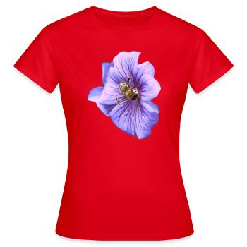 Violette Blüte mit Biene - Frauen T-Shirt - Rot - Vorne - AI Model Female 172 dark (172cm)