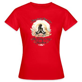 Yoga ist meine Therapie mein Hund mein Heiler - Frauen T-Shirt - Rot - Vorne - AI Model Female 172 dark (172cm)