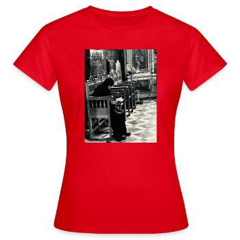 Le silence de la prière à l’intérieur de l’église - T-shirt Femme - rouge - Devant - AI Model Female 172 dark (172cm)