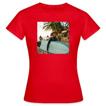 Beach surfer with surfboard - Women's T-Shirt - red - Front - AI Model Female 172 dark (172cm)
