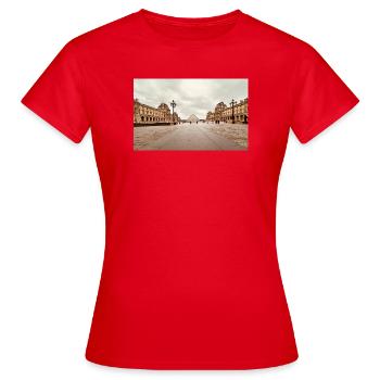 Pyramide du Louvre sur la place - T-shirt Femme - rouge - Devant - AI Model Female 172 dark (172cm)