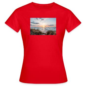 Coucher de soleil sur la plage de dunes - T-shirt Femme - rouge - Devant - AI Model Female 172 dark (172cm)