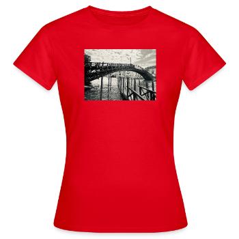 Pont vénitien noir et blanc sur l’eau - T-shirt Femme - rouge - Devant - AI Model Female 172 dark (172cm)