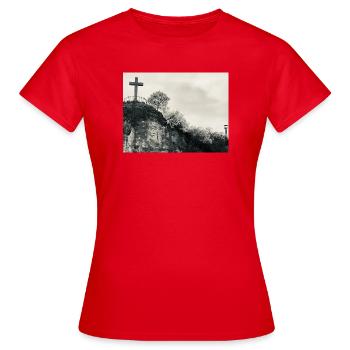 Stone Hill avec croix - T-shirt Femme - rouge - Devant - AI Model Female 172 dark (172cm)