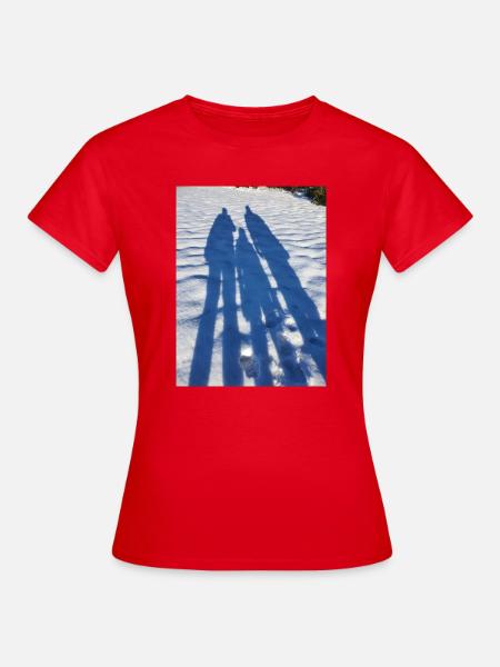 Winterschatten im Duo auf Schnee - Frauen T-Shirt - Rot