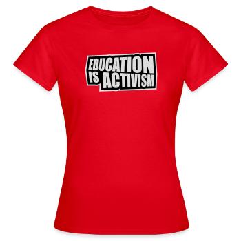 Education Is Activism Bildung Aktivismus Statement - Frauen T-Shirt - Rot - Vorne - AI Model Female 172 dark (172cm)