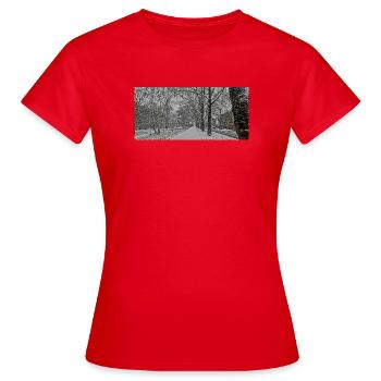 Winterallee im Schneefall - Frauen T-Shirt - Rot - Vorne - AI Model Female 172 dark (172cm)