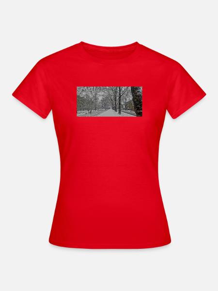 Winterallee im Schneefall - Frauen T-Shirt - Rot