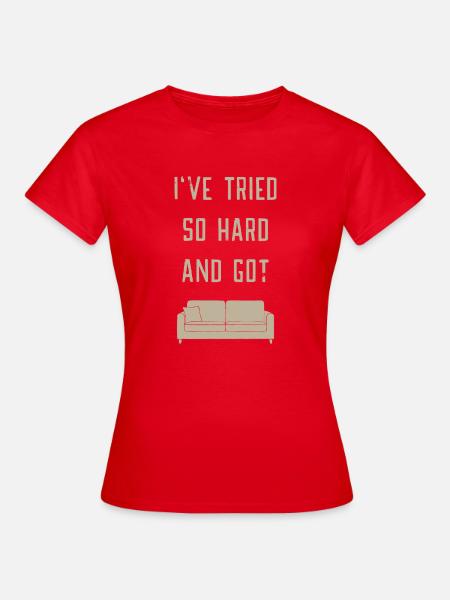Beiges Sofa Zitat Grafik - Frauen T-Shirt - Rot