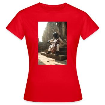 Astronaut spielt Cello auf uralten Stufen - Frauen T-Shirt - Rot - Vorne - AI Model Female 172 dark (172cm)