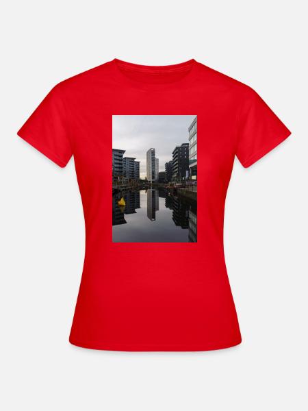 Urbane Reflexion - Frauen T-Shirt - Rot