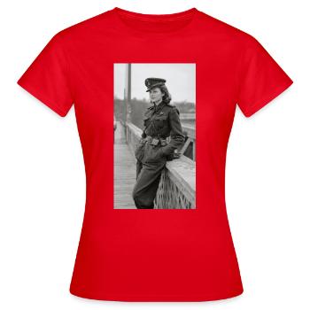 Uniforme militaire de la Seconde Guerre mondiale vintage noir et blanc - T-shirt Femme - rouge - Devant - AI Model Female 172 dark (172cm)