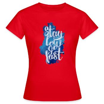 Bleiben Sie niedrig - Frauen T-Shirt - Rot - Vorne - AI Model Female 172 dark (172cm)