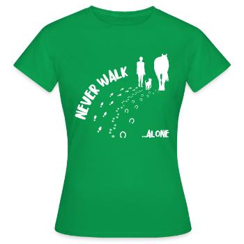 Never Walk Alone Mädchen geht mit Hund und Pferd - Frauen T-Shirt - Kelly Green - Vorne - AI Model Female 172 dark (172cm)